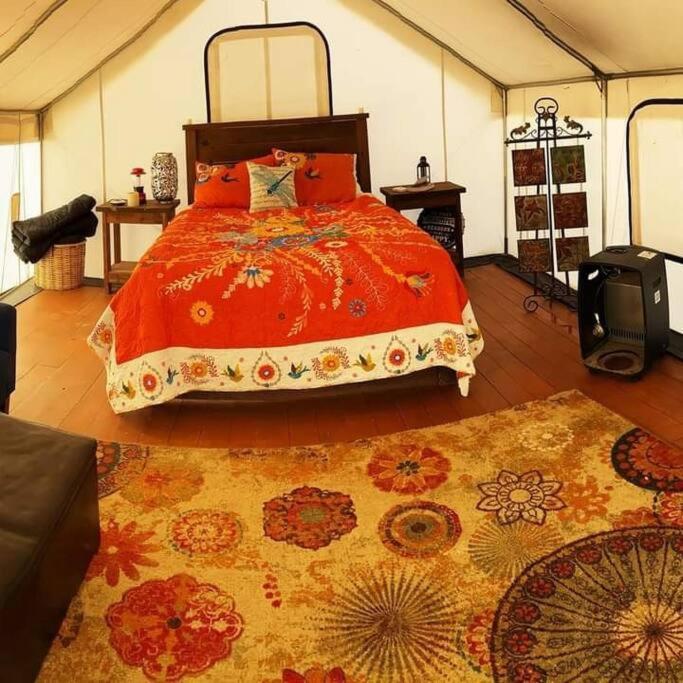 Cozy Glamp Tents At Wildland Gardens Tente de luxe